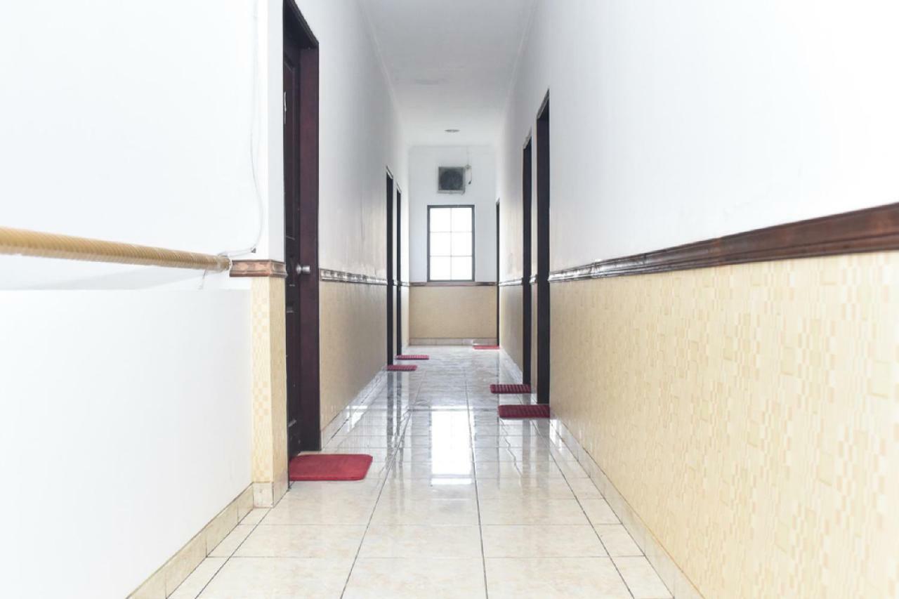 Reddoorz Near Lenmarc Mall Surabaya Pradahkalikendal Bagian luar foto